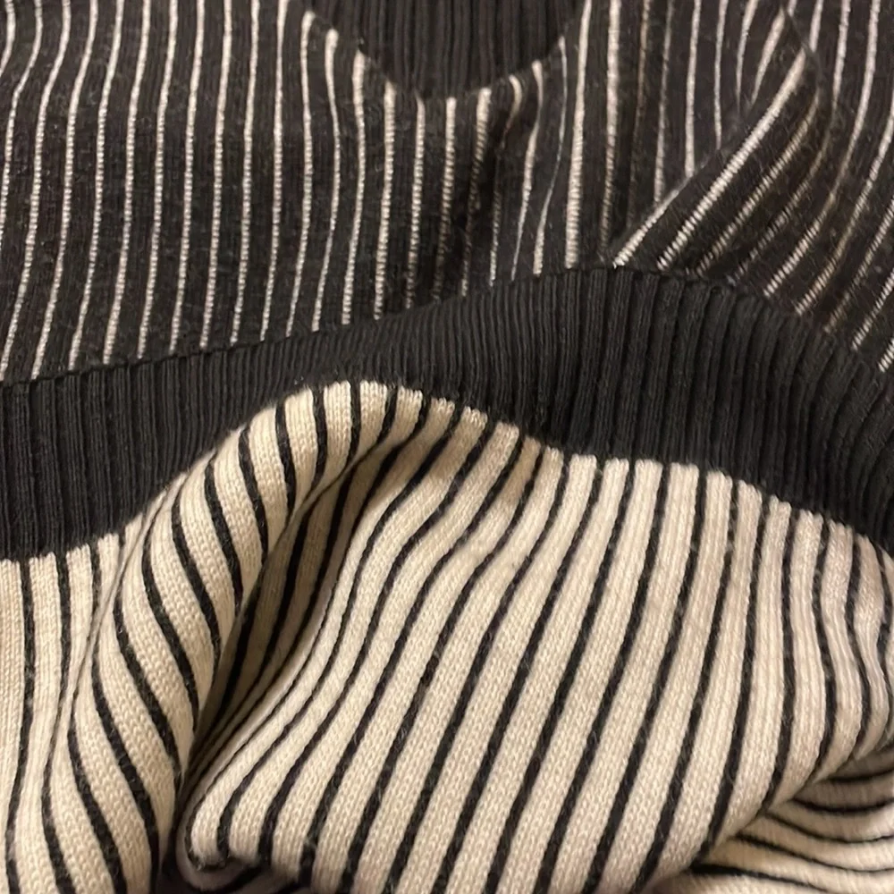 B & C Men’s pullover black & white sweater top w/large collar & short zip (mlb)